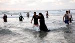 Ramai-ramai Warga Palestina Mengisi Libur Idul Adha di Pantai Israel