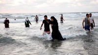 Saat liburan, Israel kerap menambah jumlah izin yang memungkinkan warga Palestina masuk ke wilayahnya.  