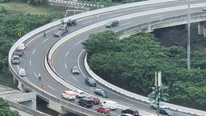 Satu unit mobil mengalami kecelakaan di pintu keluar (exit) Tol Andara arah Tol JORR Ragunan. Mobil tersebut sempat terguling. (dok Pribadi/Syaiful R)