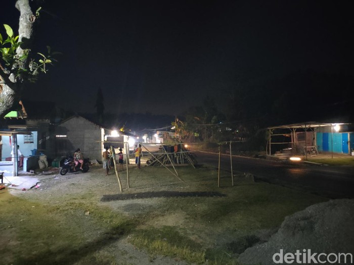 Sejumlah warga di Sentolo, Kulon Progo, keluar rumah usai terjadi gempa yang bersumber di perairan barat daya Bantul, Jumat (30/6/2023) malam.