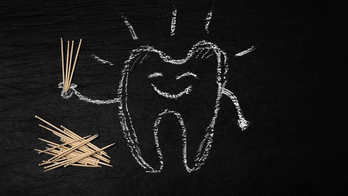 Korek Selilitan Pakai Tusuk Gigi, Apakah Boleh Ditelan Lagi?