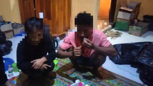 Sepasang muda-mudi bobol kamar kos.