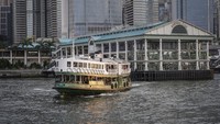 Wisatawan menaiki kapal saat menyusuri kawasan Pelabuhan Victoria (Victoria Harbour). Wisata berlayar mengelilingi kawasan Victoria Harbour menjadi salah satu tujuan utama wisatawan dari seluruh dunia saat berkunjung ke Hong Kong.