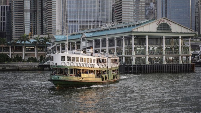 Wisatawan menaiki kapal saat menyusuri kawasan Pelabuhan Victoria (Victoria Harbour) di Hong Kong, Kamis (29/6/2023). Wisata berlayar mengelilingi kawasan Victoria Harbour menjadi salah satu tujuan utama wisatawan dari seluruh dunia saat berkunjung ke Hong Kong. ANTARA FOTO/Dhemas Reviyanto/nym.