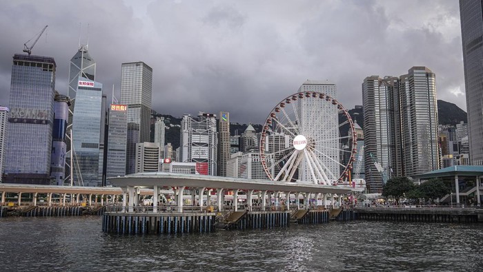 Wisatawan menaiki kapal saat menyusuri kawasan Pelabuhan Victoria (Victoria Harbour) di Hong Kong, Kamis (29/6/2023). Wisata berlayar mengelilingi kawasan Victoria Harbour menjadi salah satu tujuan utama wisatawan dari seluruh dunia saat berkunjung ke Hong Kong. ANTARA FOTO/Dhemas Reviyanto/nym.