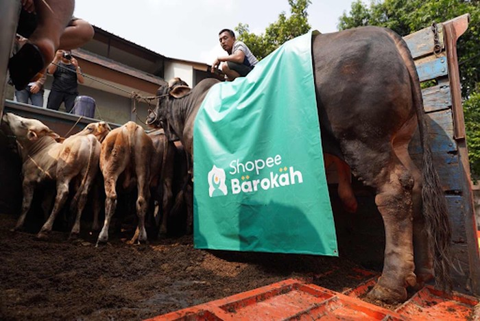 Shopee Barokah-LAZISNU Bagikan Daging Kurban ke Ratusan Warga di Ciganjur