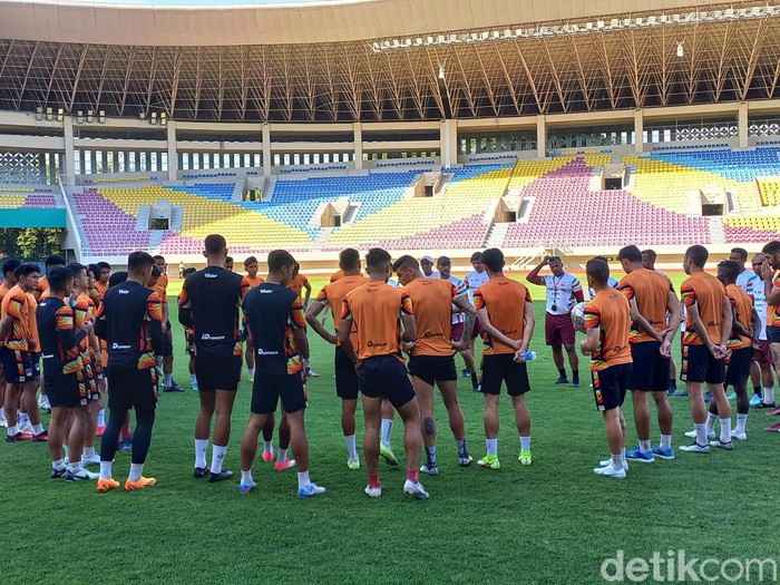 Skuad Persis Solo saat menjalani latihan di Stadion Manahan Solo, Jumat (30/6/2023).