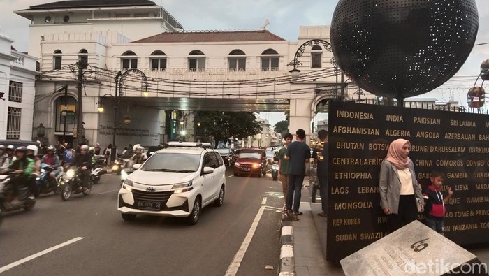 Suasana Jalan Asia Afrika Bandung, Jumat (30/6/2023).