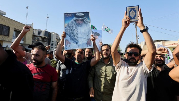 Protesters gather at the entrance to the Swedish embassy in Baghdad a day after a man tore up and burned a copy of the Quran outside a mosque in the Swedish capital Stockholm, Iraq, June 29, 2023. REUTERS/Ahmed Saad