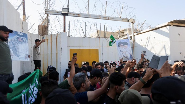 Protesters gather at the entrance to the Swedish embassy in Baghdad a day after a man tore up and burned a copy of the Quran outside a mosque in the Swedish capital Stockholm, Iraq, June 29, 2023. REUTERS/Ahmed Saad