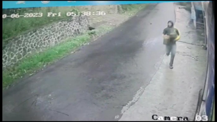 Tangkapan layar rekaman CCTV maling bensin di Tasikmalaya