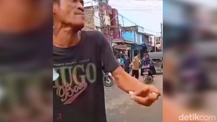 Tangkapan layar video pria yang pamer diduga plastik klip sabu di jalan.