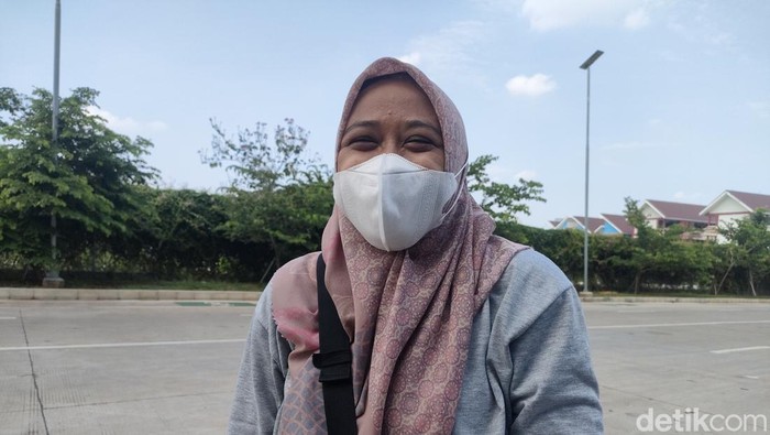 Titin, warga sekitar JIS