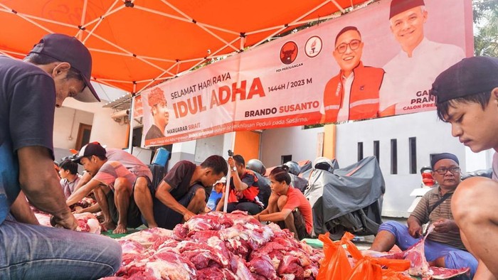Taruna Merah Putih DKI Jakarta merayakan momen Idul Adha 1444 Hijriah tahun ini dengan membagikan 1.000 paket daging kurban ke warga Jakarta, Kamis (29/6/2023).