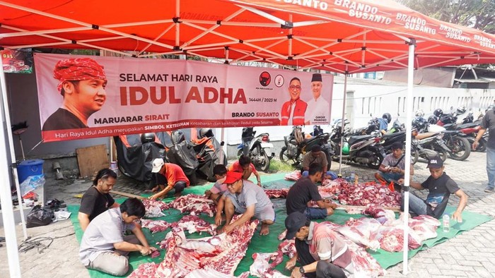 Taruna Merah Putih DKI Jakarta merayakan momen Idul Adha 1444 Hijriah tahun ini dengan membagikan 1.000 paket daging kurban ke warga Jakarta, Kamis (29/6/2023).