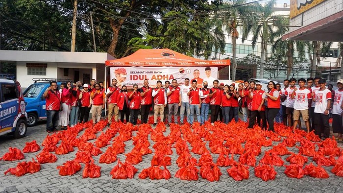 TMP Bagi 1.000 Paket Daging Kurban ke Warga DKI Jakarta Taruna Merah Putih DKI Jakarta merayakan momen Idul Adha 1444 Hijriah tahun ini dengan membagikan 1.000 paket daging kurban ke warga Jakarta, Kamis (29/6/2023).