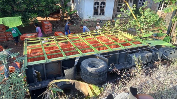 Truk bermuatan ayam terguling di Jalan Wonosari-Jogja, Kapanewon Patuk, Kabupaten Gunungkidul, Jumat (30/6/2023).