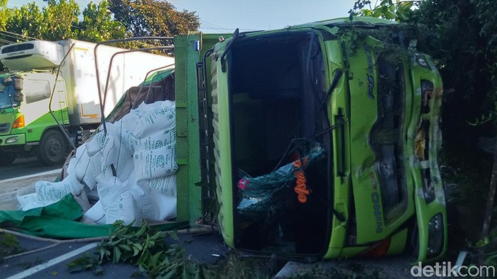 Truk tronton muatan tepung terguling di jalan by pass Klaten, Jumat (30/6/2023).