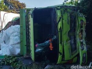 Truk Tronton Terguling di Jalan Lingkar Selatan Klaten