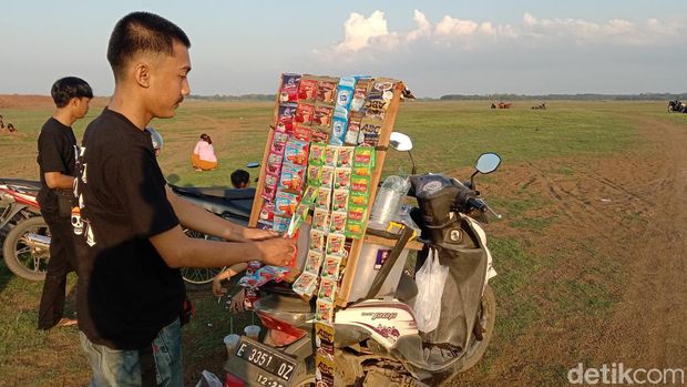 Tukang kopi keliling berjualan di waduk Cipancuh Indramayu