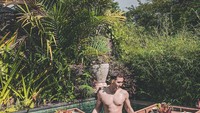 Verrel Bramsta juga beberapa kali liburan ke Bali. Begini keseruannya ketika menikmati floating breakfast di tempatnya menginap. Foto: Instagram @bramastavrl