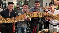 Anak pertama Venna Melinda ini memiliki banyak teman selebriti seusianya. Mereka kerap liburan bersama, salah satunya tampak ketika Verrel mengunjungi restoran milik chef Burak Ozdemir. Foto: Instagram @bramastavrl