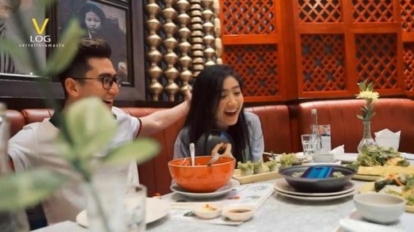 Pose Keren Verrel Bramasta Saat Makan Bareng Natasha Wilona dan Febby Rastanti