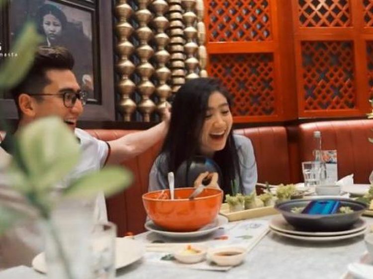 Pose Keren Verrel Bramasta Saat Makan Bareng Natasha Wilona dan Febby Rastanti