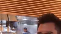 Saat berada di Amerika, Verrel tampak pergi ke sebuah restoran. Di sana, ia menikmati oyster atau tiram yang segar dan nikmat. Foto: Instagram @bramastavrl