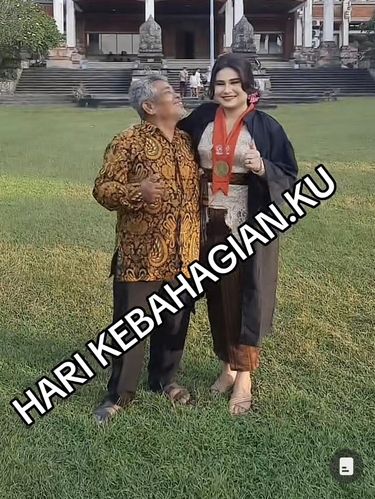 viral bapak berprofesi sebagai sopir berhasil kuliahkan anak menjadi sarjana. Kisah haru viral bapak yang berprofesi sebagai sopir berhasil kuliahkan anaknya hingga menjadi sarjana.