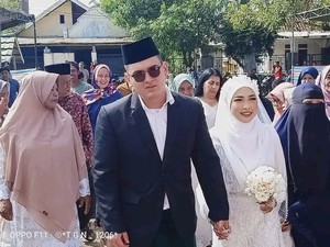 Viral, Hajatan Nikah Bule AS di Dompu Pakai Tenda Biru