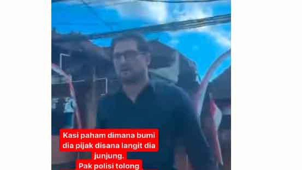 Viral Bule Hadang Taksi Online di Bali, Tantang Kelahi-Gebrak Mobil 2 Kali