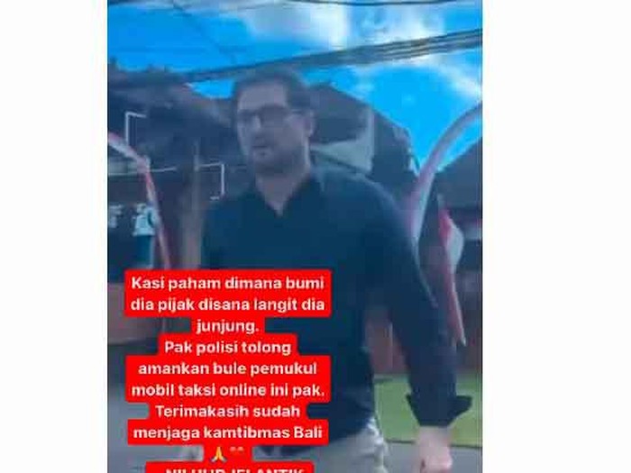 Viral video bule menyetop mobil diduga angkutan online yang tengah membawa dua penumpang di kawasan Dalung, Kuta Utara, Badung, Bali. (Tangkapan layar)