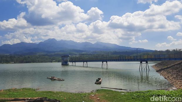 Waduk Gembong di Dukuh Seloromo, Desa/Kecamatan Gembong, Kabupaten Pati, Jawa Tengah,  Jumat (30/6/2023).