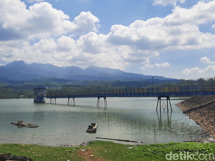 Waduk Gembong di Dukuh Seloromo, Desa/Kecamatan Gembong, Kabupaten Pati, Jawa Tengah,  Jumat (30/6/2023).