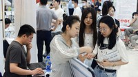 Begini suasan bursa kerja di sebuah mal di Beijing yang ramai dikunjungi.  