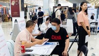 Sejumlah warga Beijing mencari lowongan pekerja yang ditawarkan sejumlah perusahaan.  