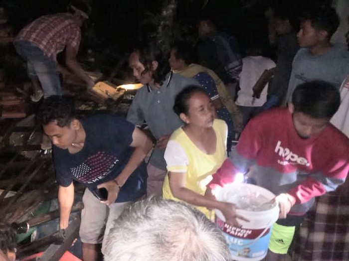 Warga di Kabupaten Kebumen mengevakuasi barang-barang dari bangunan yang rusak akibat gempa Bantul, Jumat (30/6/2023) malam.