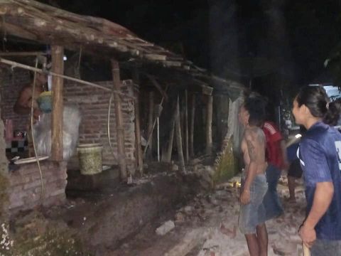 Warga di Kabupaten Kebumen mengevakuasi barang-barang dari bangunan yang rusak akibat gempa Bantul, Jumat (30/6/2023) malam.