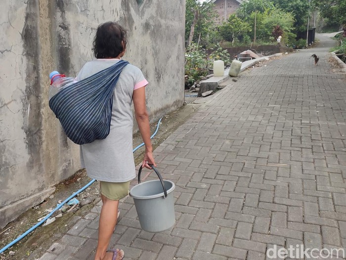 Warga Jabungan Semarang sedang mengambil air di Masjid Al Hidayah, Senin (27/6/2023).