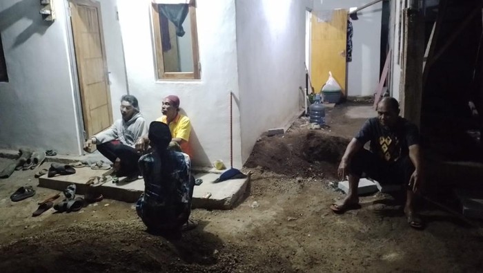 Warga Kampung Barukaso, Desa Sukamulya, Kecamatan Cugenang, Kabupaten Cianjur, berhamburan keluar rumah saat gempa.