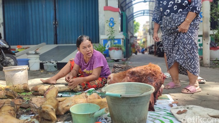 Warga Kampung Bustaman Semarang saat mengolah kepala kambing hewan kurban, Jumat (30/6/2023).