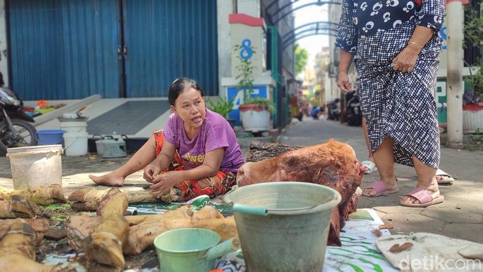 Warga Kampung Bustaman Semarang saat mengolah kepala kambing hewan kurban, Jumat (30/6/2023).