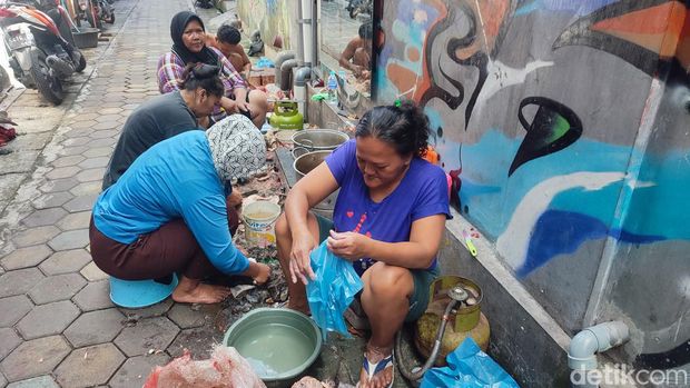 Warga Kampung Bustaman Semarang saat mengolah kepala kambing hewan kurban, Jumat (30/6/2023).