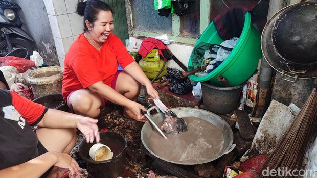Warga Kampung Bustaman Semarang saat mengolah kepala kambing hewan kurban, Jumat (30/6/2023).