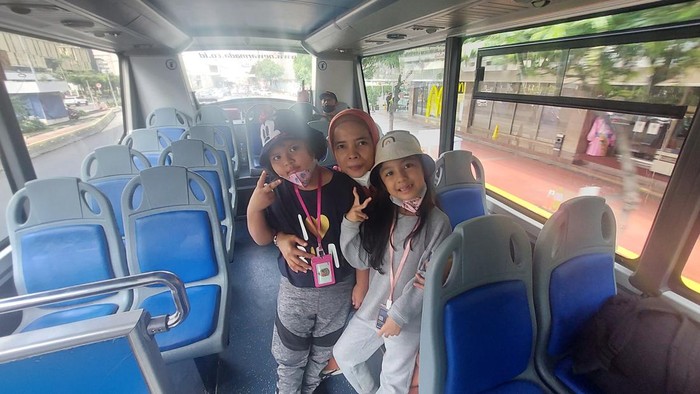 Warga Keliling Naik TransJ Wisata