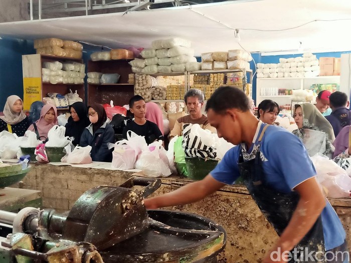 Warga mengantri di tempat penggilingan daging di Pasar Banjarnegara, Jawa Tengah, Jumat (30/6/2023).