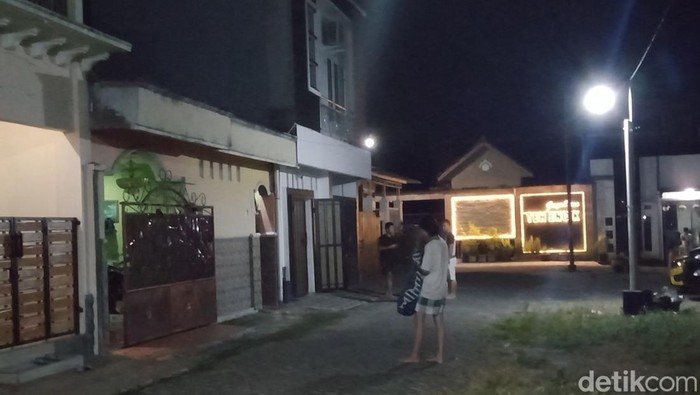 Warga perumahan di Desa Sabrang, Kecamatan Delanggu, Klaten keluar rumah setelah merasakan gempa Bantul, Jumat (30/6/2023).