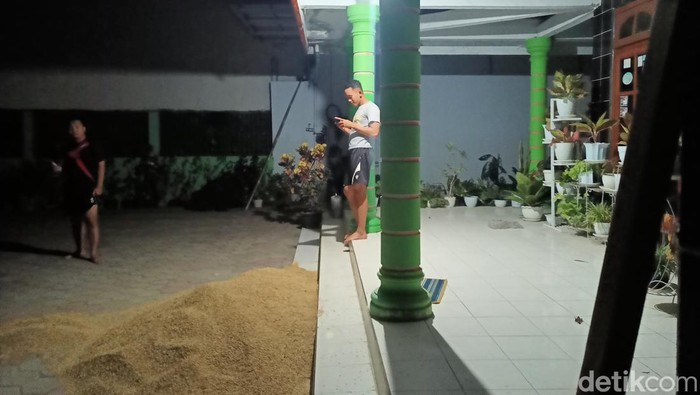 Warga Ponorogo berlarian keluar rumah usai getaran Gempa Bantul yang terasa setelah listrik padam.