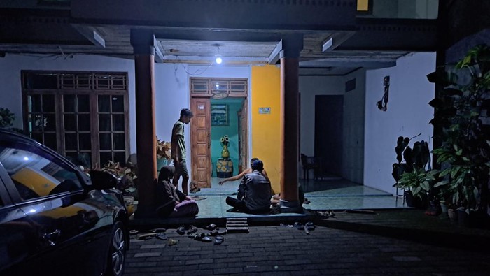 Warga Sumedang berhamburan keluar rumah saat merasakan gempa yang berpusat di Bantul, DIY.